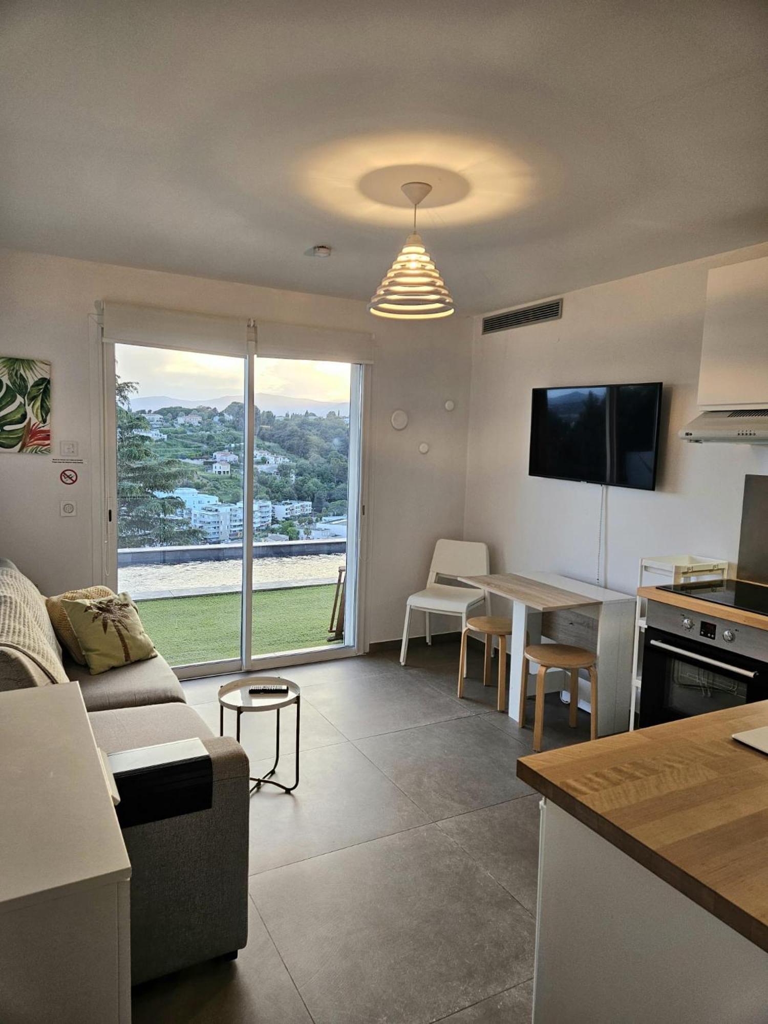 Twenty Rent Hotel Кан сюр Мер Екстериор снимка